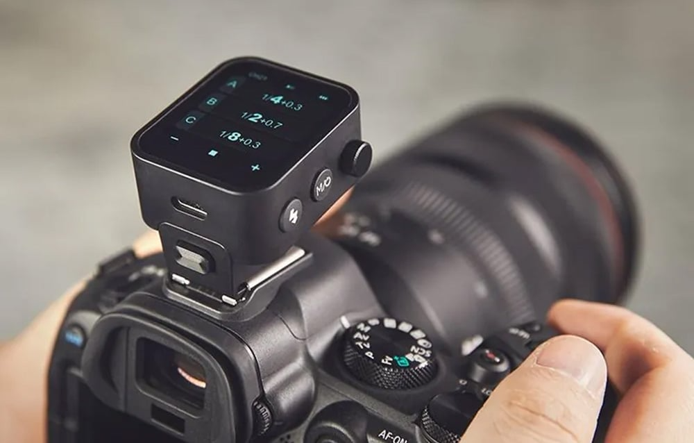 Wyzwalacz Godox X3 S zamontowany na aparacie Sony
